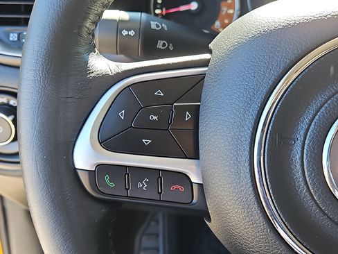 Used 2023 Jeep Renegade Latitude w/ Premium Group image 15