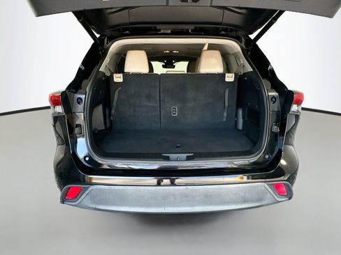 Used 2021 Toyota Highlander XLE FWD image 24