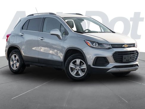 Used 2018 Chevrolet Trax LT w/ LT Convenience Package image 1