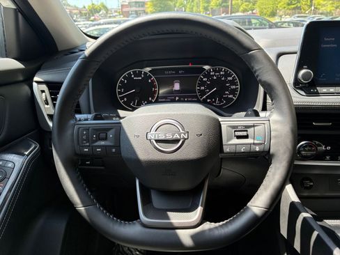 Used 2025 Nissan Rogue SV FWD image 32
