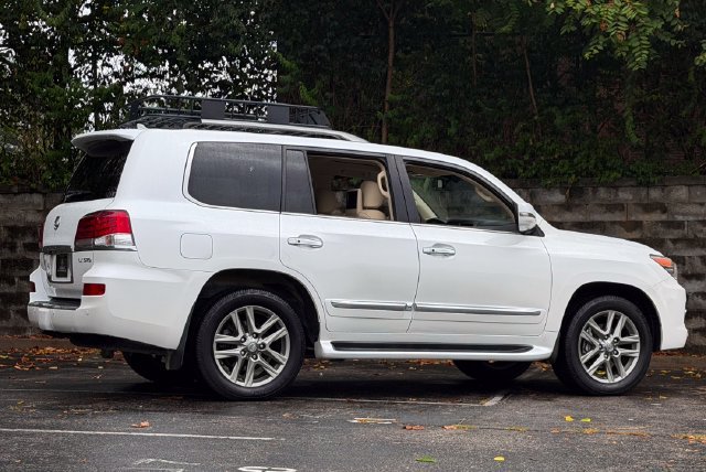 Used 2015 Lexus LX 570 4WD w/ Luxury Package image 4