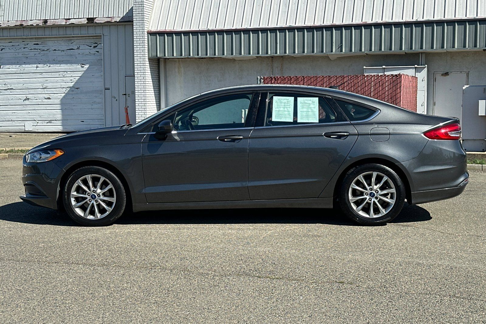 Used 2017 Ford Fusion SE w/ Fusion SE Technology Package FWD image 9