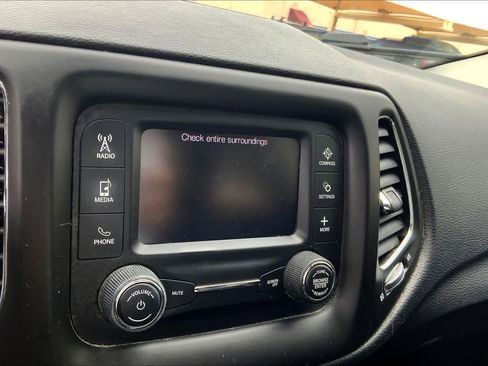 Used 2017 Jeep Compass Latitude image 28