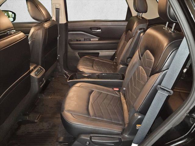Used 2024 Nissan Pathfinder Platinum AWD/4WD image 16