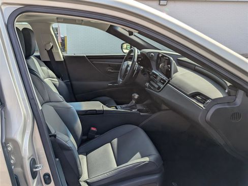 Used 2025 Lexus ES 300h w/ Premium Package image 11