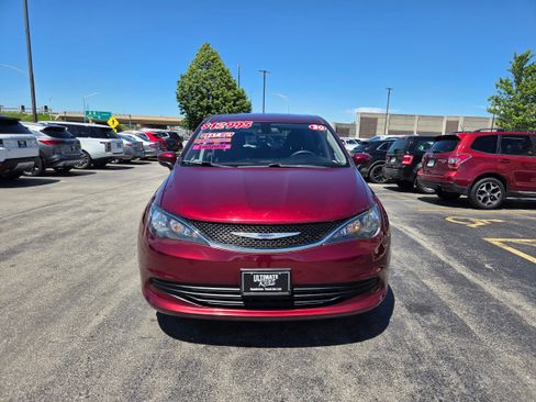 Used 2020 Chrysler Voyager LX FWD image 2