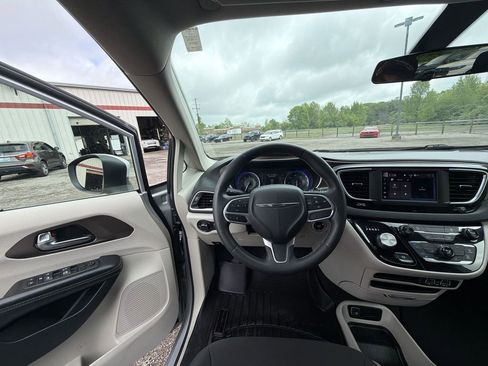 Used 2022 Chrysler Voyager LX FWD image 14