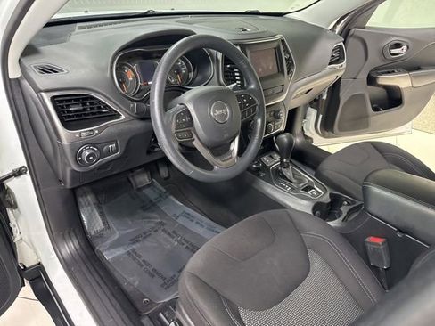 Used 2019 Jeep Cherokee Latitude w/ Popular Appearance Group AWD/4WD image 9