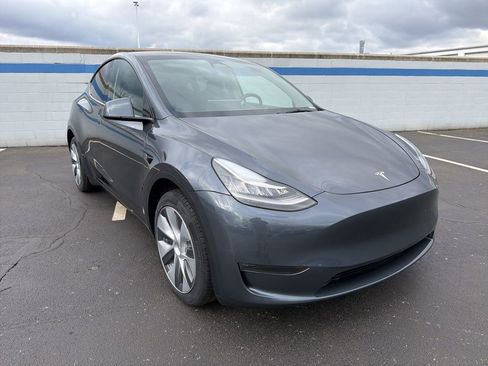 Used 2023 Tesla Model Y Long Range image 7