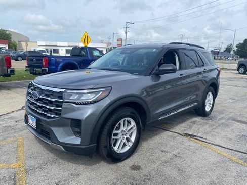 Used 2025 Ford Explorer Active AWD/4WD image 2