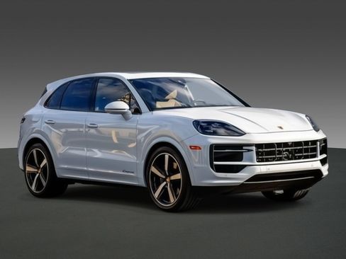Used 2024 Porsche Cayenne image 5
