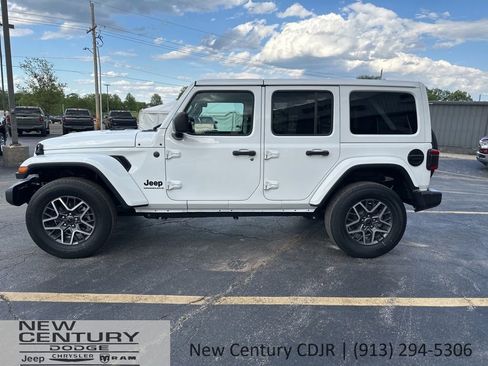 Used 2025 Jeep Wrangler Unlimited Sahara AWD/4WD image 6