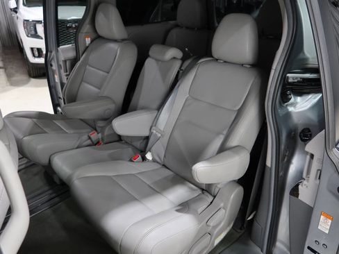 Used 2017 Toyota Sienna XLE w/ XLE Navigation Package FWD image 21