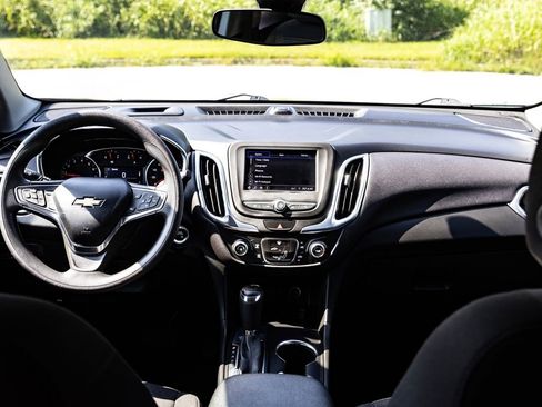 Used 2021 Chevrolet Equinox LT image 2