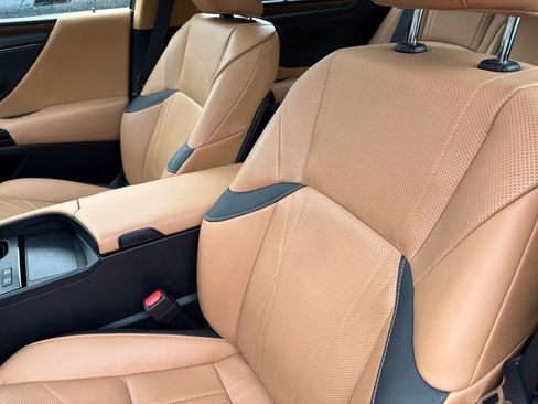 Used 2023 Lexus ES 300h Ultra Luxury image 6