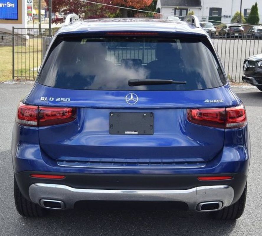 Used 2021 Mercedes-Benz GLB 250 4MATIC w/ Premium Package image 8