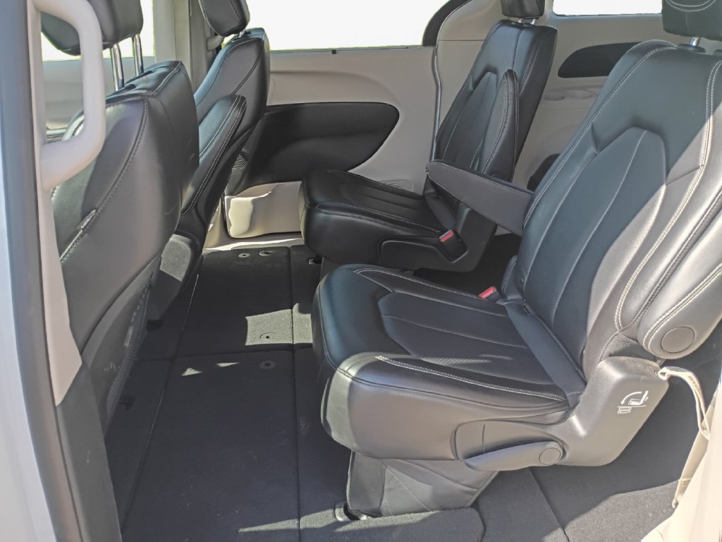 Used 2024 Chrysler Pacifica Touring-L FWD image 15