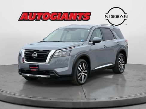 Used 2025 Nissan Pathfinder Platinum image 6