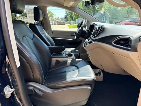 Used 2023 Chrysler Pacifica Touring-L FWD image 22