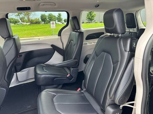 Used 2024 Chrysler Pacifica Touring-L image 28