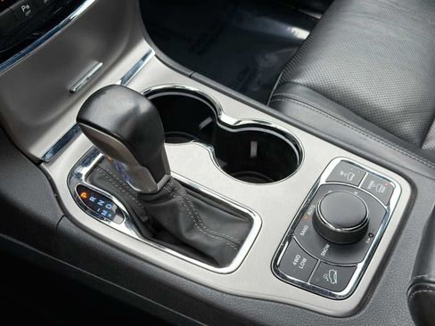 Used 2020 Jeep Grand Cherokee Overland AWD/4WD image 27