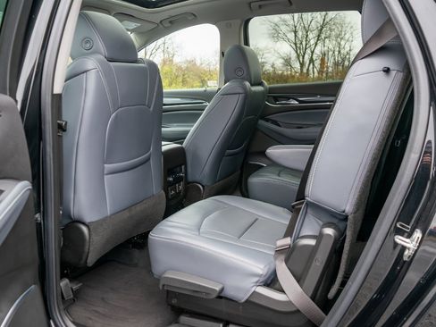 Used 2021 Buick Enclave Essence image 33