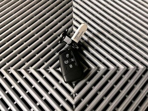 Used 2023 Volkswagen Taos SE w/ Panoramic Sunroof Package image 10