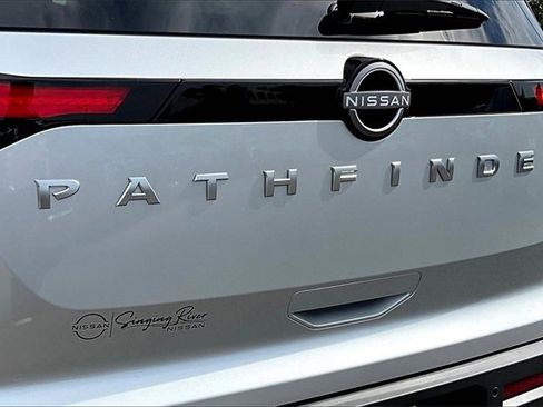 New 2025 Nissan Pathfinder SV image 10