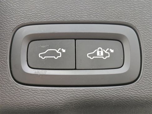 Certified 2023 Volvo XC60 B5 Ultimate w/ Climate Package image 14