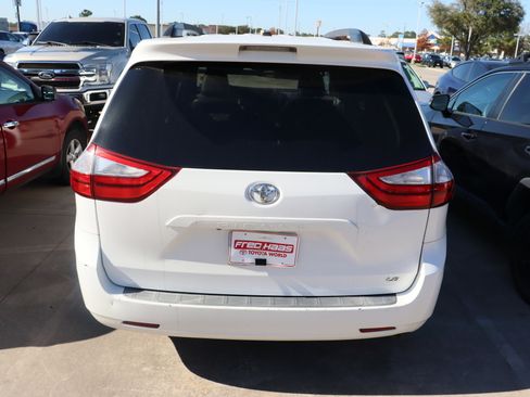 Used 2015 Toyota Sienna LE image 10