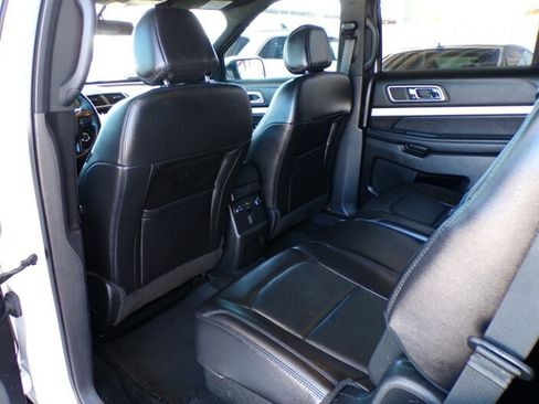 Used 2017 Ford Explorer XLT w/ Equipment Group 202A FWD image 15