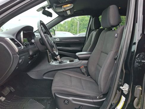 Used 2019 Jeep Grand Cherokee Laredo AWD/4WD image 14