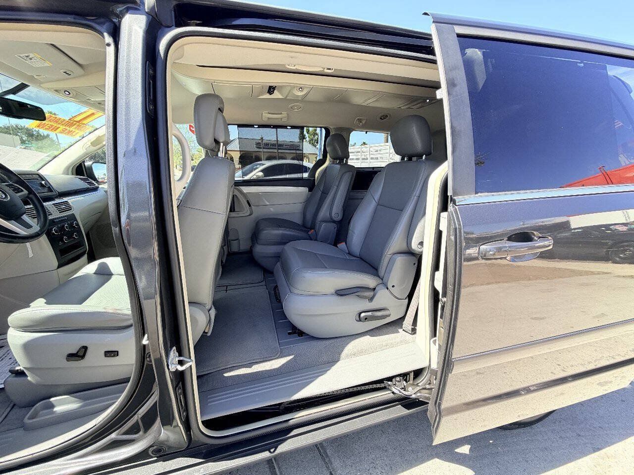 Used 2011 Volkswagen Routan SE FWD image 15