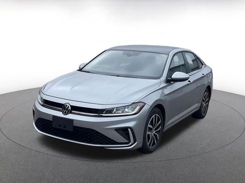 Used 2025 Volkswagen Jetta SE image 4