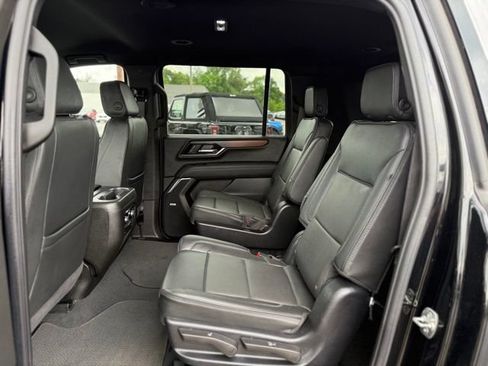 Used 2025 GMC Yukon XL Denali AWD/4WD image 12
