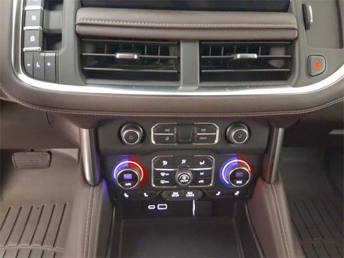 Used 2021 Chevrolet Suburban LT image 19