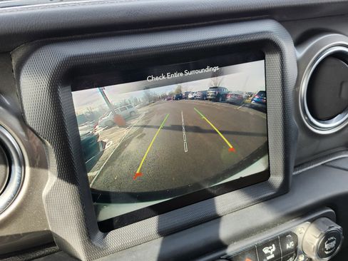 Used 2020 Jeep Wrangler Unlimited Sahara image 4