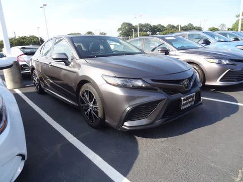 Used 2023 Toyota Camry SE w/ Cold Weather Package FWD image 3