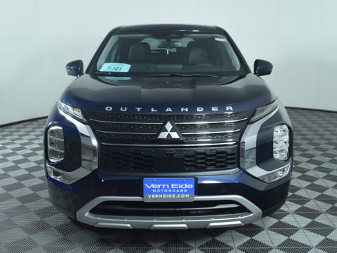 Used 2025 Mitsubishi Outlander SE image 3