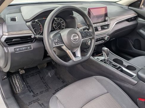 Used 2025 Nissan Altima 2.5 SV FWD image 14