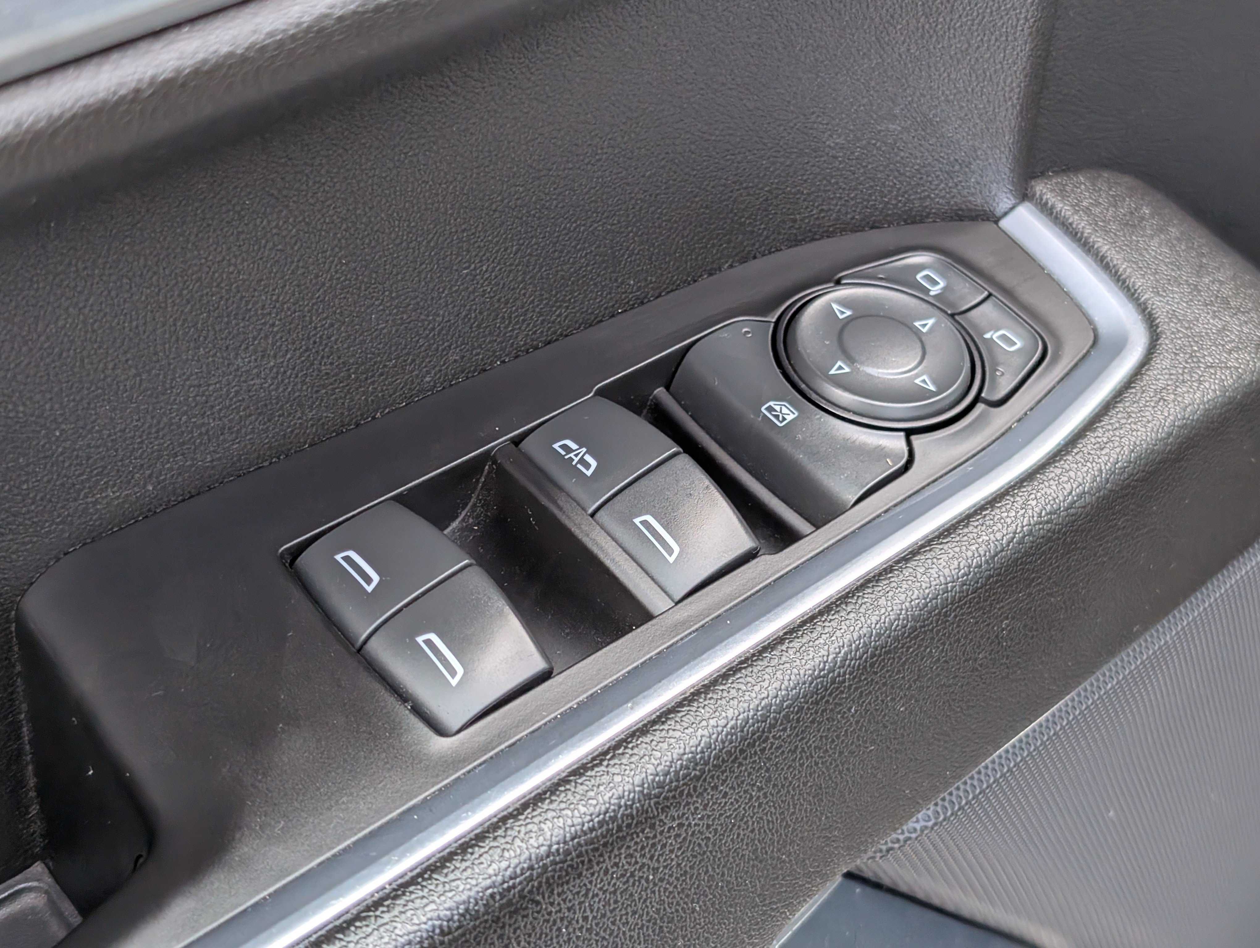 Used 2023 Chevrolet Silverado 1500 LT AWD/4WD image 16