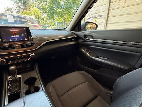 Used 2025 Nissan Altima 2.5 SV FWD image 35