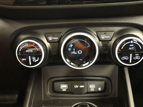 Certified 2024 Hyundai Venue Limited image 29