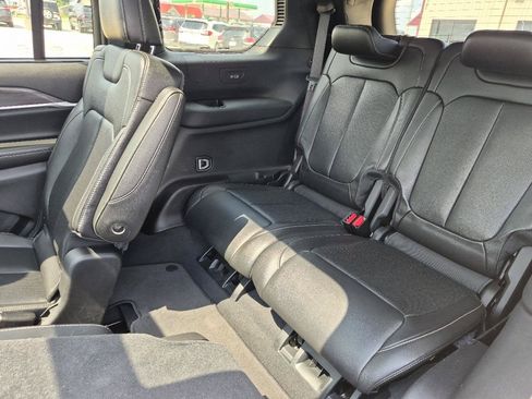 Used 2024 Jeep Grand Cherokee L Limited w/ Luxury Tech Group II AWD/4WD image 15