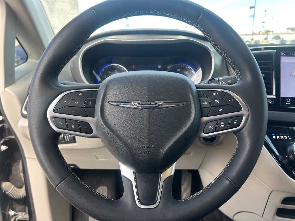 Used 2024 Chrysler Pacifica Touring-L FWD image 19