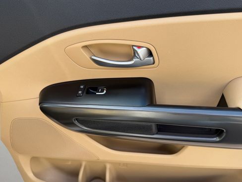 Used 2018 Kia Sedona LX FWD image 19