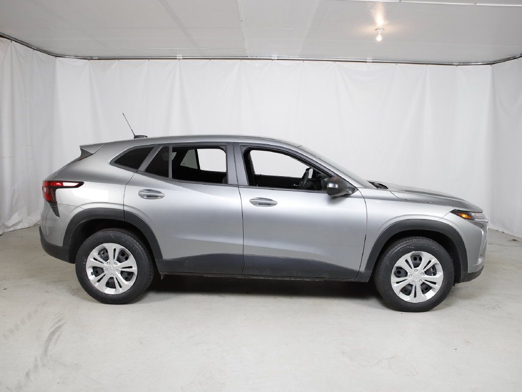 Used 2024 Chevrolet Trax LS w/ Driver Confidence Package FWD image 2