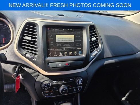 Used 2017 Jeep Cherokee Latitude w/ Safety/Convenience Group FWD image 10