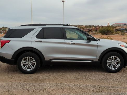 Used 2022 Ford Explorer XLT w/ Equipment Group 202A image 2