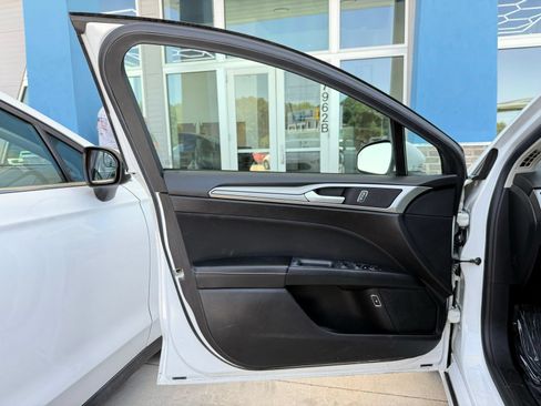 Used 2019 Ford Fusion SE FWD image 11